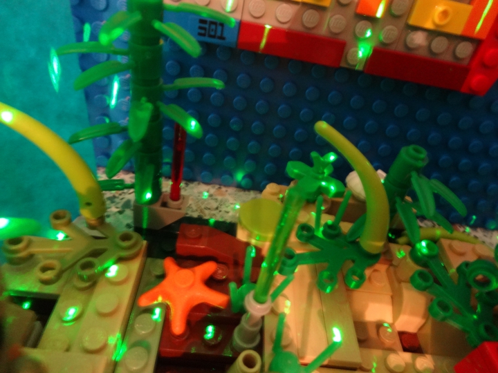 LEGO MOC - New Year's Brick 3015 - Подводная страна встречает Новый год. : На дне океана растёт много различных растений и водорослей. виднеется даже мидия и морская звезда.<br />
