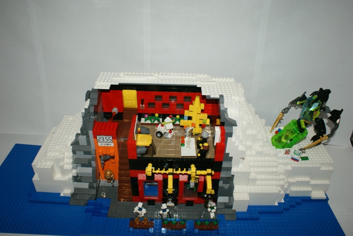 LEGO MOC - New Year's Brick 3015 - 3015-ый, привет из 2015 года: Общий вид работы с высоты птичьего полета (если бы в 3015-м продолжали летать птицы)