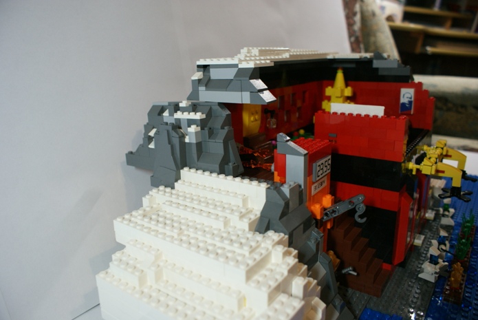 LEGO MOC - New Year's Brick 3015 - 3015-ый, привет из 2015 года: Сразу за дверью расположены мощные тепловые пушки, не пускающие холод внутрь