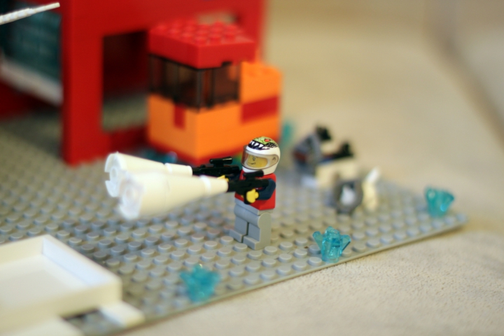 LEGO MOC - New Year's Brick 3015 - Новый год на Меркурии.: Дед Мороз будущего стреляет снегом из снегомёта. Снег сразу тает, ведь Меркурий - ближайшая к солнцу планета.