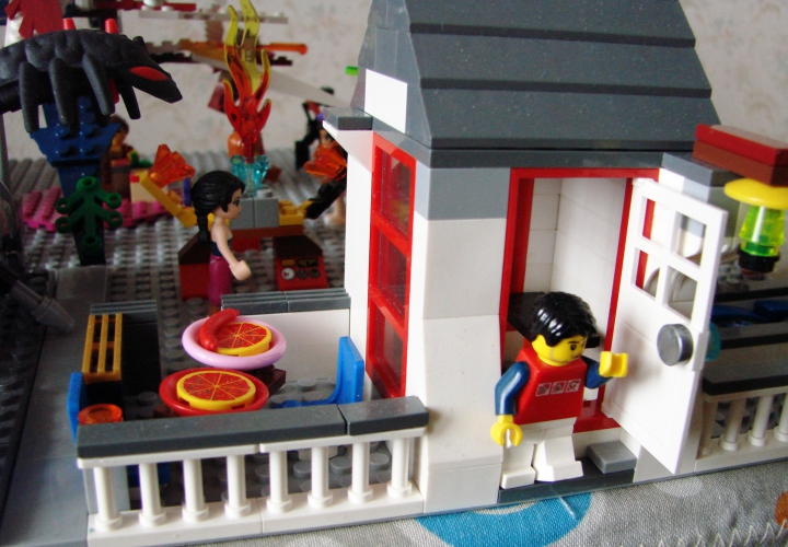 LEGO MOC - New Year's Brick 3015 - Вечеринка с инопланетянами: Через 1000 лет люди стали питаться только пиццей и сосисками, поэтому гостям в качестве новогоднего угощения приготовили именно эти блюда. 