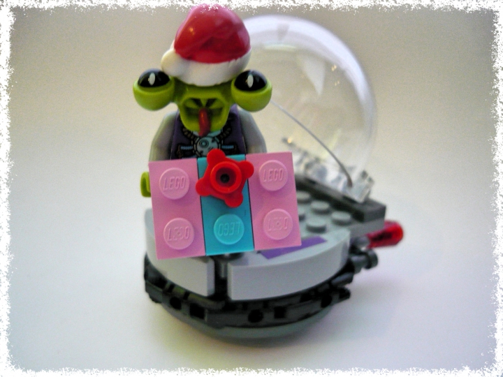 LEGO MOC - New Year's Brick 3015 - Долгожданный Новый 3015 Год.: Инопланетянин в шапке, принес подарки. Мы видим, что его ракета сделана на основе набор 79100, но нету ножек для приземления, и сделана черная кайма.