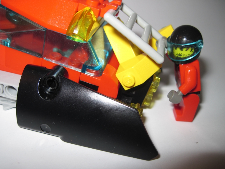LEGO MOC - New Year's Brick 3015 - Новый 3015 год на Ледяной планете: Груз надёжно закрепляется в в багажнике...