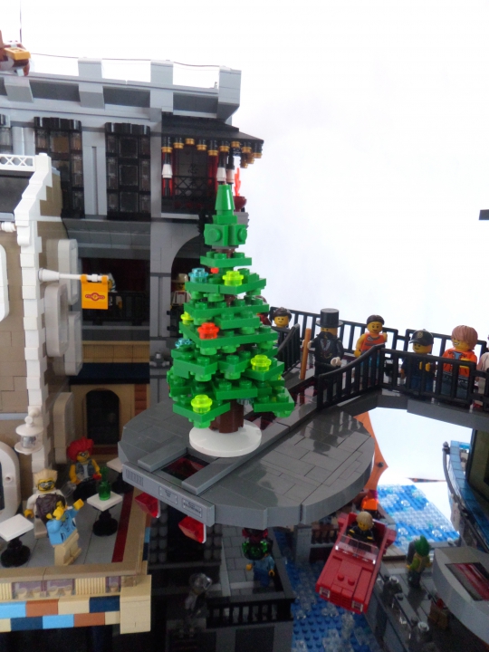 LEGO MOC - New Year's Brick 3015 - Празднование Нового года в городе будущего: Собственно ёлка, скромная но милая, этот символ Нового года сохранился и по прошествии тысячи лет).
