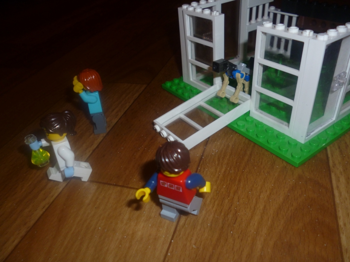 LEGO MOC - Jurassic World - Клетка раптора.: Он проломал стену клетки! Посетители в страхе разбегаются.