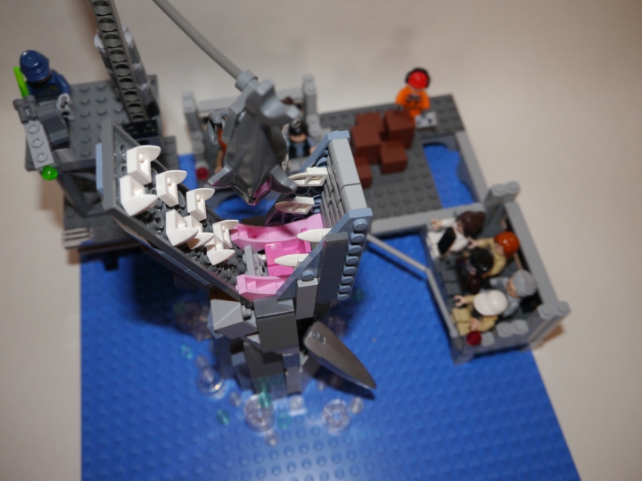 LEGO MOC - Jurassic World - Внимание, лего-мозазавр!: Голодный мозазавр вырвался из воды за акулой.Акуле повезло,что она не увидела,кто ее съест.