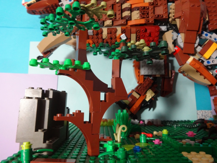 LEGO MOC - Jurassic World - Тиранозавр: На фоне есть 2 небольших деревца и кустик.