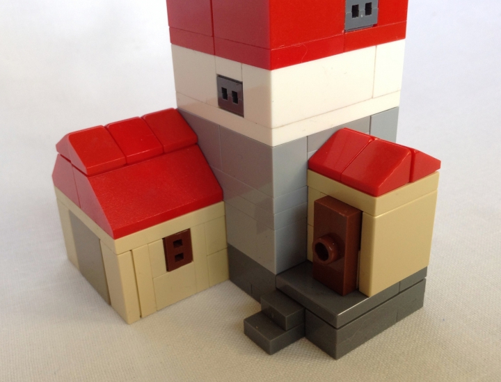 LEGO MOC - Submersibles - Внеконкурсный маяк в трех масштабах (mini scale, micro scale, nano scale) : (mini scale) Через второй вход хранители маяка могут попасть на лестницу ведущую на смотровую площадку и попасть в свой домик не обходя здание.