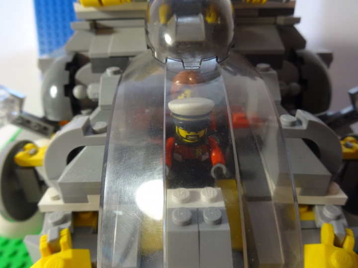 LEGO MOC - Submersibles -  Глубоководный исследовательский батискаф: Теперь глянем штурмана и его помощника... 
