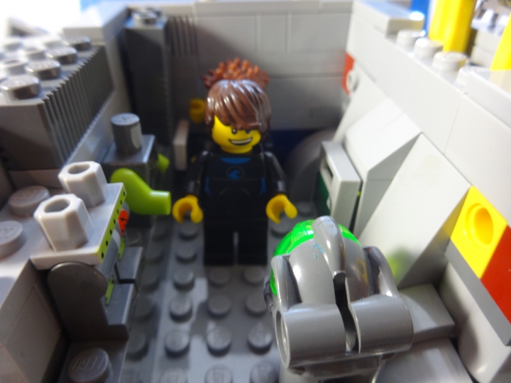 LEGO MOC - Submersibles -  Глубоководный исследовательский батискаф: Аквалангист надевает костюм, перчатки и ласты...