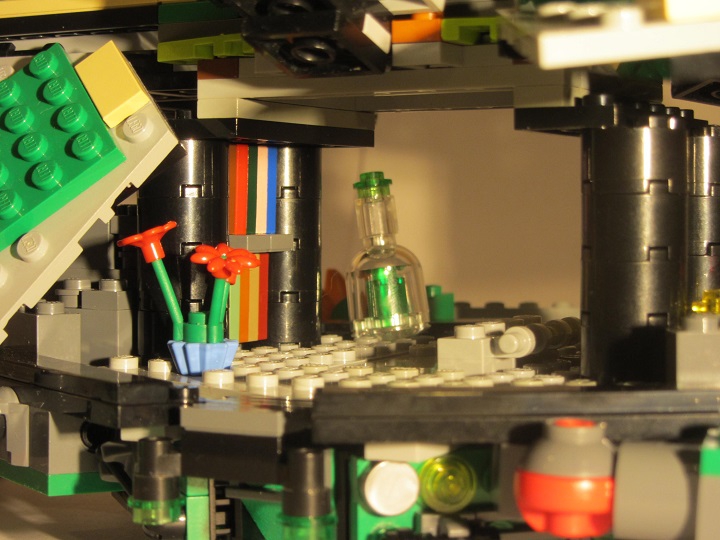 LEGO MOC - Submersibles - Тортилус: Интерьерчик, полки с книгами, горшок с петунией и бутыль рома.