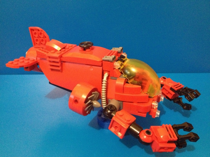 LEGO MOC - Submersibles - Глубина - 2000 метров....: Теперь рассмотрим сам батискаф. Он относится к классу одноместных подводных аппаратов 'НЕПТУН', оснащённых двумя мощными боковыми двигателями. Конкретно эта модель оборудована двумя  сильными манипуляторами, напоминающими клешни краба. По этому этот аппарат получи название - 'Crab PX'.