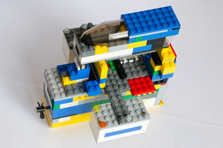 LEGO MOC - Submersibles - ПОДВОДНАЯ СТАНЦИЯ ДЛЯ ИССЛЕДОВАНИЯ ОКЕАНА: Вид сверху. Красно-серая крышка, под которой мотор, закрыта.