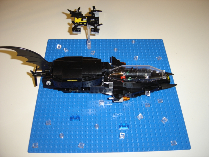 LEGO MOC - Submersibles - Подводная лодка Бэтмена: БПЛА завис рядом с лодкой, контейнер закрыт.