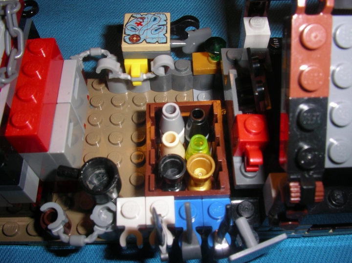LEGO MOC - Submersibles - Пвпл-первая военная подводная лодка: Склад вещей: оружие, напитки и вещи золотоискателей.