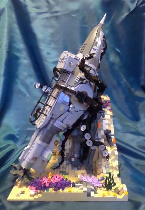 LEGO MOC - Submersibles - In the arms of an octopus: Подводная лодка в попытках освободиться от хватки огромного спрута, вылезшего из своего ущелья.