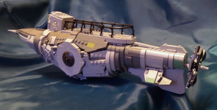 LEGO MOC - Submersibles - In the arms of an octopus: В движение аппарат приводит здоровий винт с восемью лопостями.