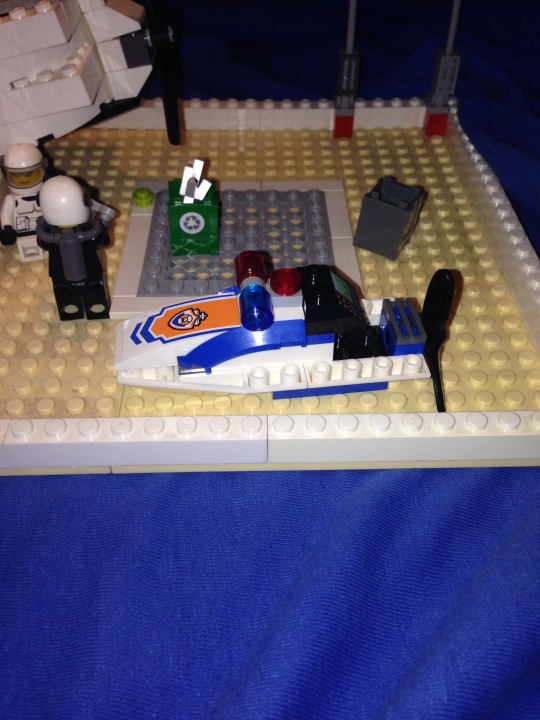 LEGO MOC - Submersibles - Школа навигации батискафов (2050г.): Катер полицейского похож на пиранью, а слева стоит полицейский и пишет протокол. Рядом сидит пострадавший аквалангист, который просто плыл мимо.