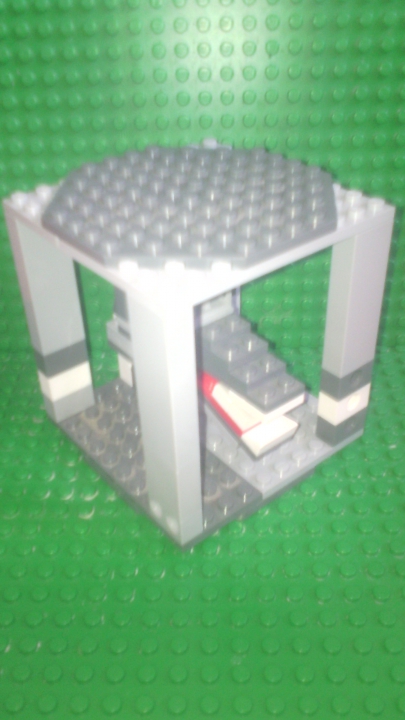 LEGO MOC - Battle of the Masters 'In cube' - Легенда о великом вожде Алеке Сероухом, повелителе волков: 'Так как его памятник должны видеть все волки деревни, скульптуру часто перевозят в коробке 10×10×10, куда он прекрасно помещается.'