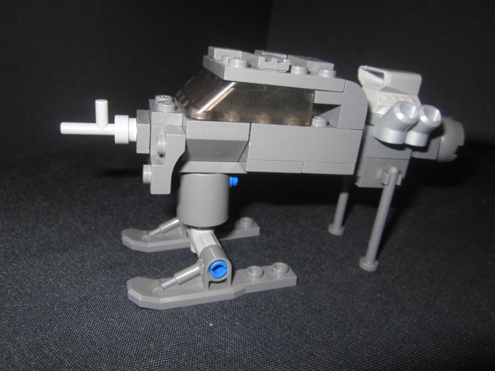 LEGO MOC - Инопланетная жизнь - Mealon-43: Их корабль с выдвинутыми шасси...