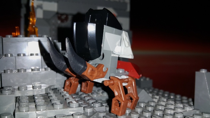 LEGO MOC - Инопланетная жизнь - Жизнь на планета Ореол: Добычей Вурвов становится существо, называемое Рейзом. У него нет глаз, так что он ориентируется на слух и колебания почвы. По бокам у существа расположены лапки, спереди выпирают острые клыки. Охотится Рейз на паучков.
