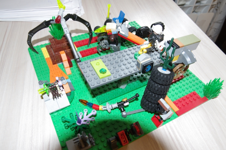 LEGO MOC - Инопланетная жизнь - Инопланетная жизнь: Общийц вид пейзажа планеты. На переднем плане возле серой скалы сидит слизень (мы видим черную кожу на туловище, хвост тонкий и служит приманкой для добычи, но хрупкий). На голове у него волоски-дыхала.