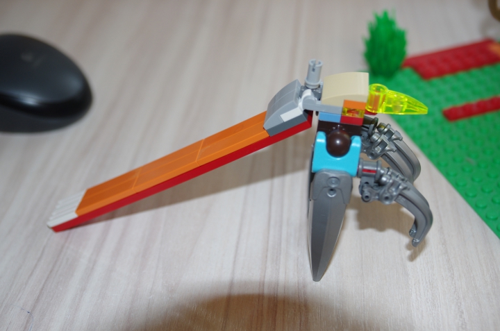 LEGO MOC - Инопланетная жизнь - Инопланетная жизнь: Инопланетная человекообразная летучая мышь. Оранжевый плащ, нос желто-зеленый, питается нектаром. Крылья по бокам и две ноги спереди.