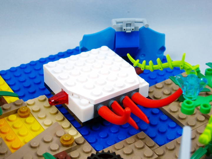LEGO MOC - Инопланетная жизнь - Однажды на планете Пескор: Среди выживших видов оказались два земноводных хищника Белый ГарнОр и Синий ВИркар. Их любимым кормом стали ГАрмины - зеленые скользкие существа с 4 глазками. <br />
