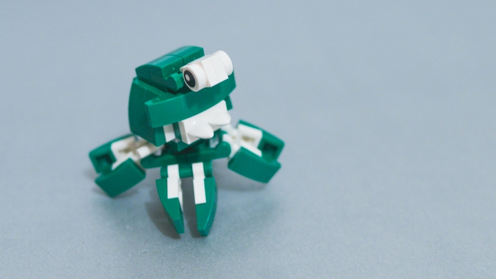 LEGO MOC - Инопланетная жизнь - Форпост 18: Вид второй - 'восьминжник зеленый непонятный'. По всей видимости, стоит на более нижней ступени пищевой цепи и является одним из объектов охоты 'трехщетинкового обыкновенного'.
