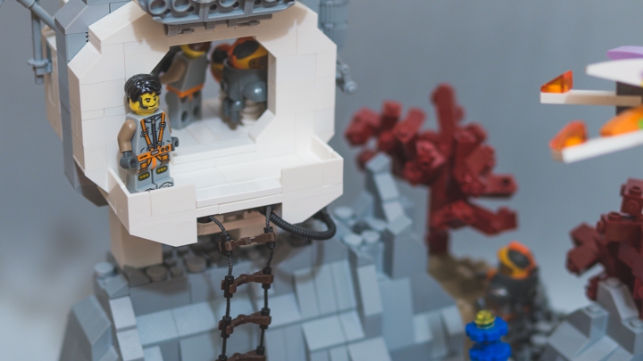 LEGO MOC - Инопланетная жизнь - Форпост 18: Внешняя платформа крупным планом. На платформе - первый из четырех работников базы.
