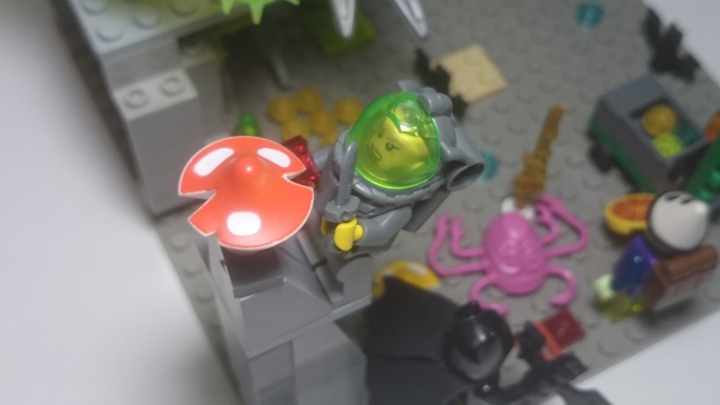 LEGO MOC - Инопланетная жизнь - Легофар: второй исследователь берёт образцы растений и грибов на анализ