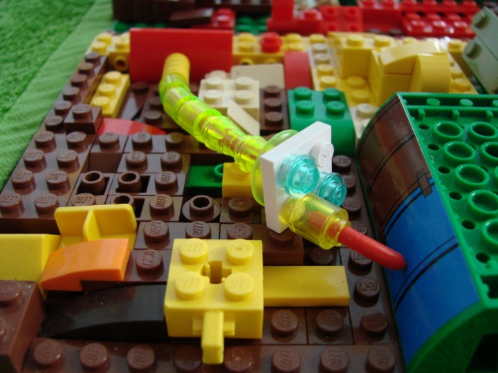 LEGO MOC - Инопланетная жизнь - Вторая Земля: Но он не видит, что за пригорком притаилась атрёлла. Она не прочь полакомиться им самим.