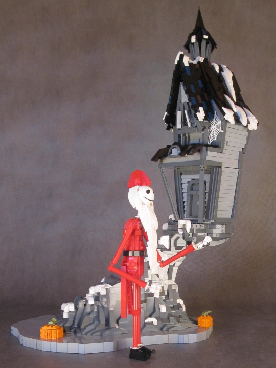 LEGO MOC - New Year's Brick 2016 - Джек- Повелитель Тыкв: Скеллингтон фоткается 'как будто он держит свой дом на ладони'.