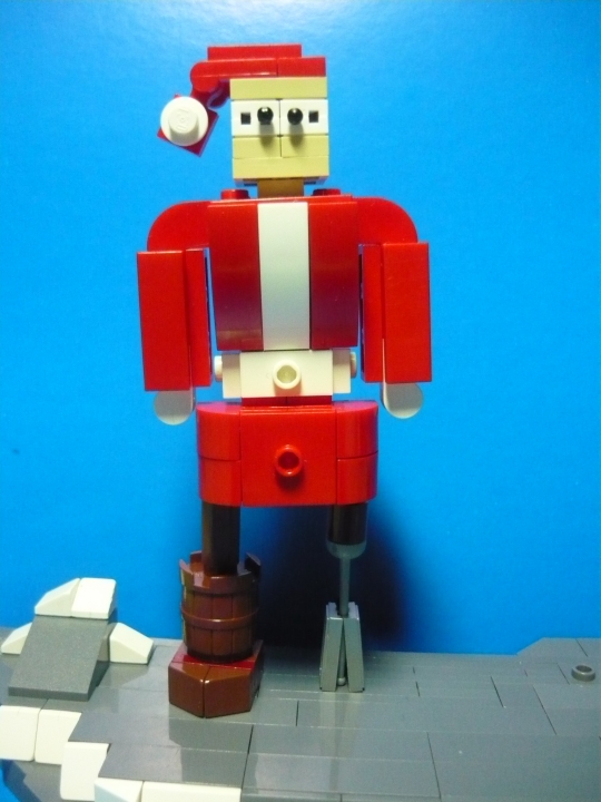 LEGO MOC - New Year's Brick 2016 - «Новый Год на острове Олух»: Иккинг. Он одет в новогодний костюм Деда Мороза [или Санты Клауса, кто как пожелает]. На одной ноге у него одет привычный сапог, а вторая нога - протез, после событий 'Как приручить дракона', а именно 1-ой части. У него так же есть пояс и шапка.<br />
<br />
По самой фигурке, вы можете заметить использование техники NPU, проще говоря, использование деталей LEGO не по их обычному назначению. В пример могу привезти те же ноги в моей фигуре, для сапога используется бочка, а для протеза - шпага с решетками, скрепленными деталью от обычного рычага. Кстати, такая же система с рычагом использована для создания глаз.<br />
В качестве кистей использованы перевернутые ноги обычных минифигурок.