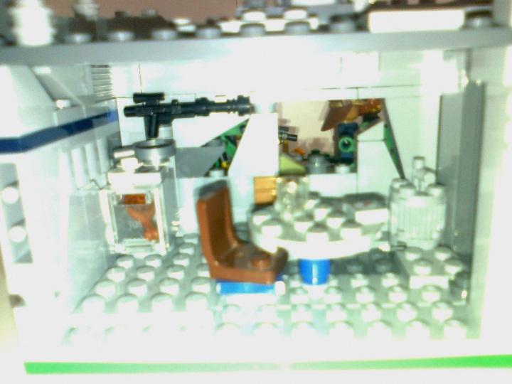 LEGO MOC - Joy and Sadness of Great Victory - Возвращение солдат: Внури здания.