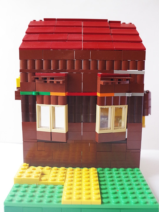 LEGO MOC - Russian Tales' Wonders - Колобок: Деревянный дом с закрытыми окнами.