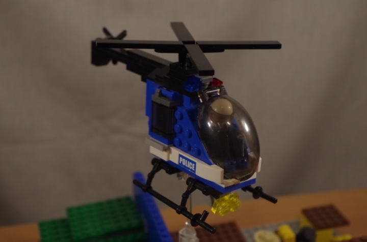 LEGO MOC - Detective Contest - Убийство и кража в спортбаре 'Шахта золота' на конце города.: Полицейский вертолёт с пилотом.