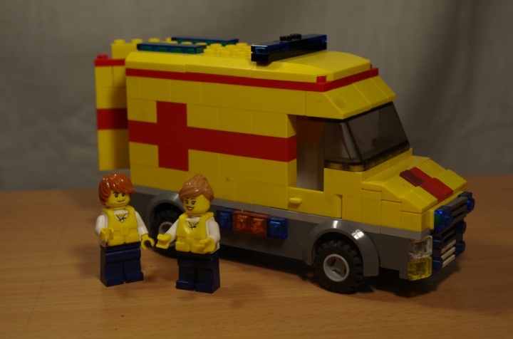 LEGO MOC - Detective Contest - Убийство и кража в спортбаре 'Шахта золота' на конце города.: Машина скорой помощи с водителем и фельдшером.