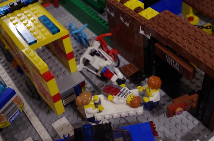 LEGO MOC - Detective Contest - Убийство и кража в спортбаре 'Шахта золота' на конце города.: Несут раненого в машину скорой помощи.
