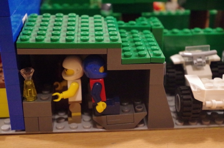 LEGO MOC - Detective Contest - Убийство и кража в спортбаре 'Шахта золота' на конце города.: Укрытия похитителей.