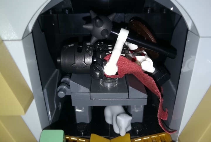 LEGO MOC - Fantastic Beasts And Who Dreams Of Them - Императорский метаморфозмей (Золотой Ужас).: Обратите внимание на гробницу времён графа N. Предположительно, эта гробница ему и принадлежит.