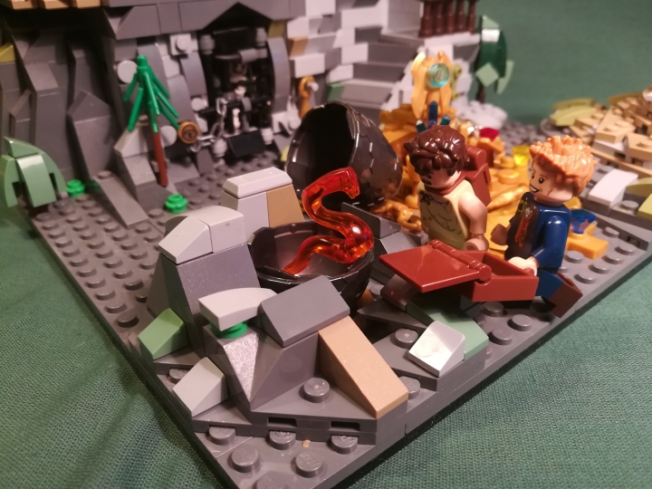 LEGO MOC - Fantastic Beasts And Who Dreams Of Them - Императорский метаморфозмей (Золотой Ужас).: Но есть ещё одно незаконченное дело. Нужно забрать детёныша 'Золотого ужаса', чтобы в будущем история не повторилась. Испуганный проводник поклялся себе, что больше никогда не будет иметь дело со странными людьми и рептилиями. Он дал Ньюту слово, что будет молчать об увиденном. 