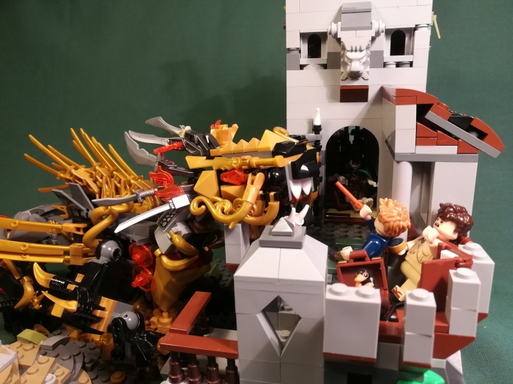 LEGO MOC - Fantastic Beasts And Who Dreams Of Them - Императорский метаморфозмей (Золотой Ужас).: ... и огромная рептилия, закованная в золотой панцирь, выходит из недр.