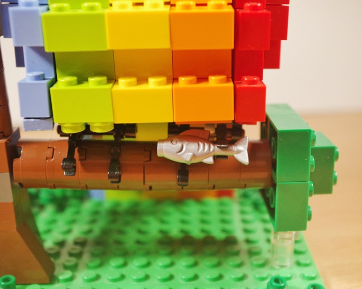 LEGO MOC - Fantastic Beasts And Who Dreams Of Them - Радужная птица: Птица держит рыбу в лапах.