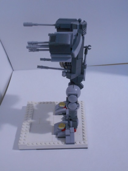 LEGO MOC - 16x16: Mech - Мех, не переживший своей победы: Вид сбоку.