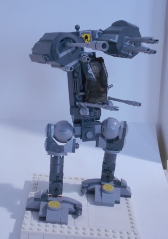 LEGO MOC - 16x16: Mech - Мех, не переживший своей победы: Итак, история начинается. Эйдрелий залез в своего меха и пошёл на войну. Вот он идёт, глядя по сторонам. Он не боится быть убитым, потому что знает, что товарищи не дадут его в обиду.