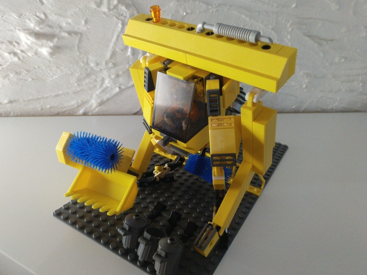 LEGO MOC - 16x16: Mech - MCW-300: В левой 'руке' расположена система сбора мусорных баков.  