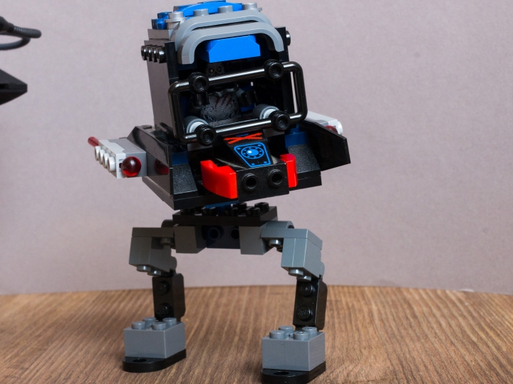 LEGO MOC - 16x16: Mech - УШБМ 'Щит': Также нам показали один из первых прототипов УШБМ.Экспериментальный УШБМ 'Корыто'.  В виду недоработок он не пошел в серию.