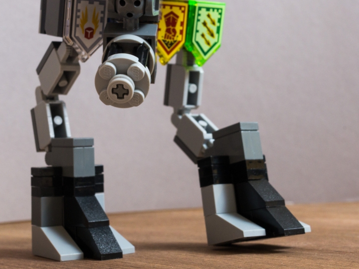 LEGO MOC - 16x16: Mech - УШБМ 'Щит': Ноги позволяют использовать УШБМ в таких местах где обычная колесная и гусеничная техника легко потеряет мобильность. <br />
<br />
Высокоскоростной крупнокалиберный пулемет позволяет справляться с легко бронированными целями, такими как минифигурки.  