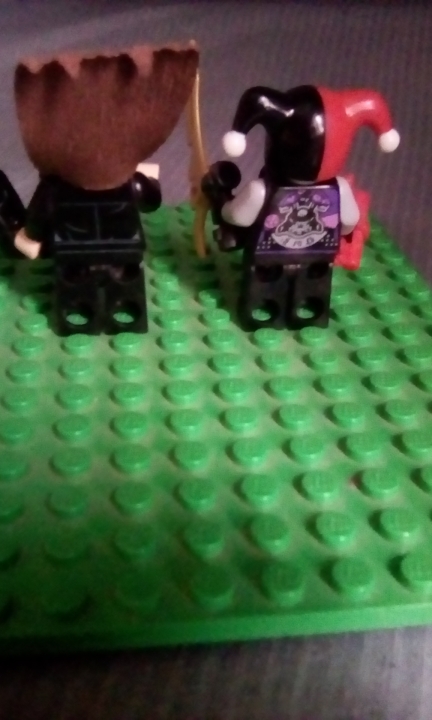 LEGO MOC - 16x16: Batman-80 - 'Бэтмен своими руками': А Харли Квинн вступила в эту организацию(смотри на спину!)              Бэтман всегда на страже города! Спи спокойно, Bricker! <br />
          <br />
P.S. По причине, указанной в предисловии, расхваливать свою работу не буду